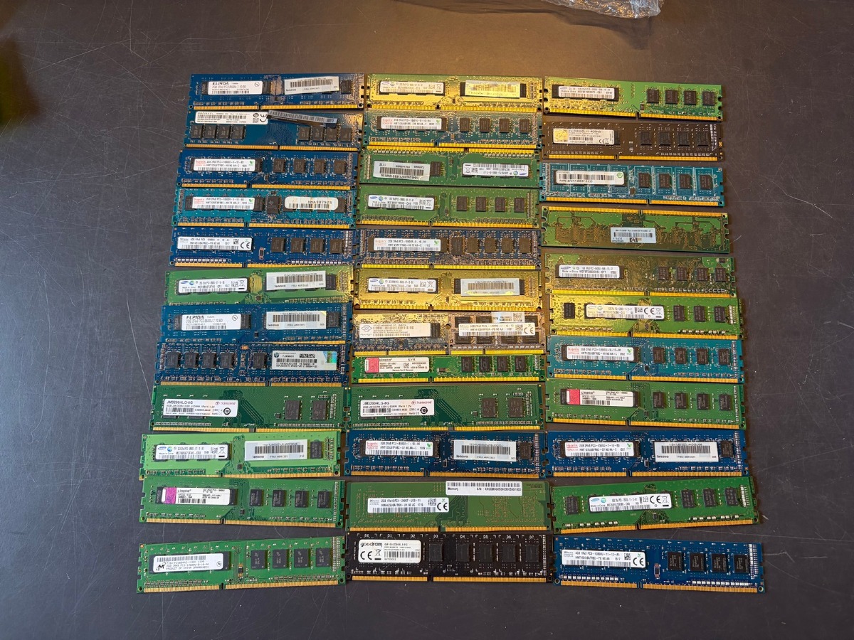 Parti RAM-hukommelse til stationære computere – ca. 35 stk. DDR RAM-moduler, forskellige mærker og kapaciteter