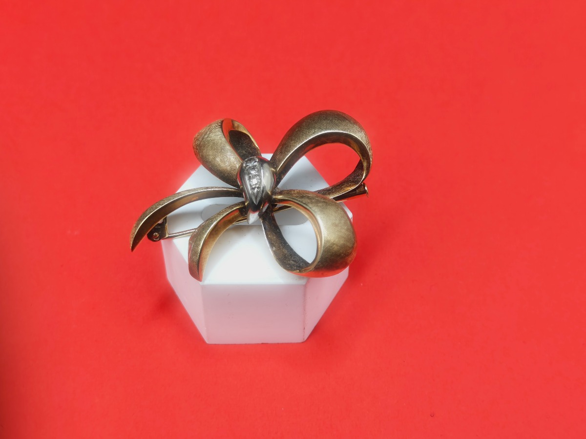14 karat Broche blomst m. sten.  