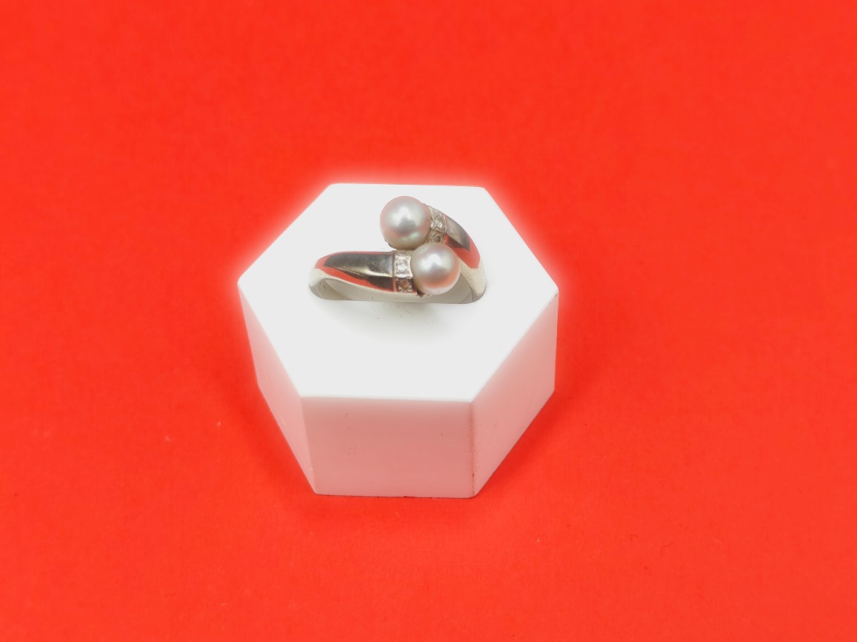 18 karat ring i hvidguld m. perlesten. 