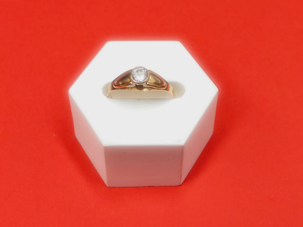 18 karat guldring m. sten 