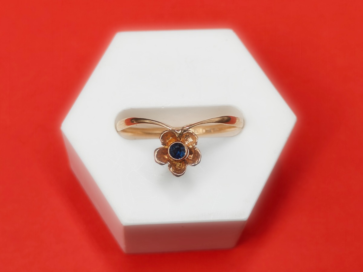 14 karat guldring m. blomst 