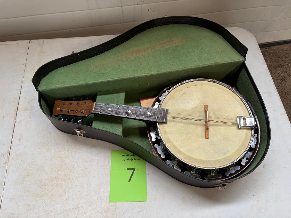 Ældre banjo med kuffert og nodebog – Ny Dansk Mandolinskole