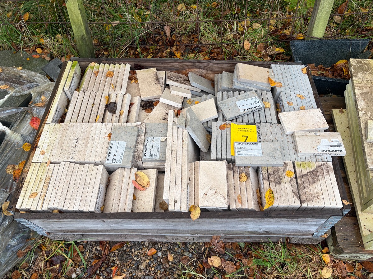 Palle med kalkstensfliser med brændt og børstet overflade