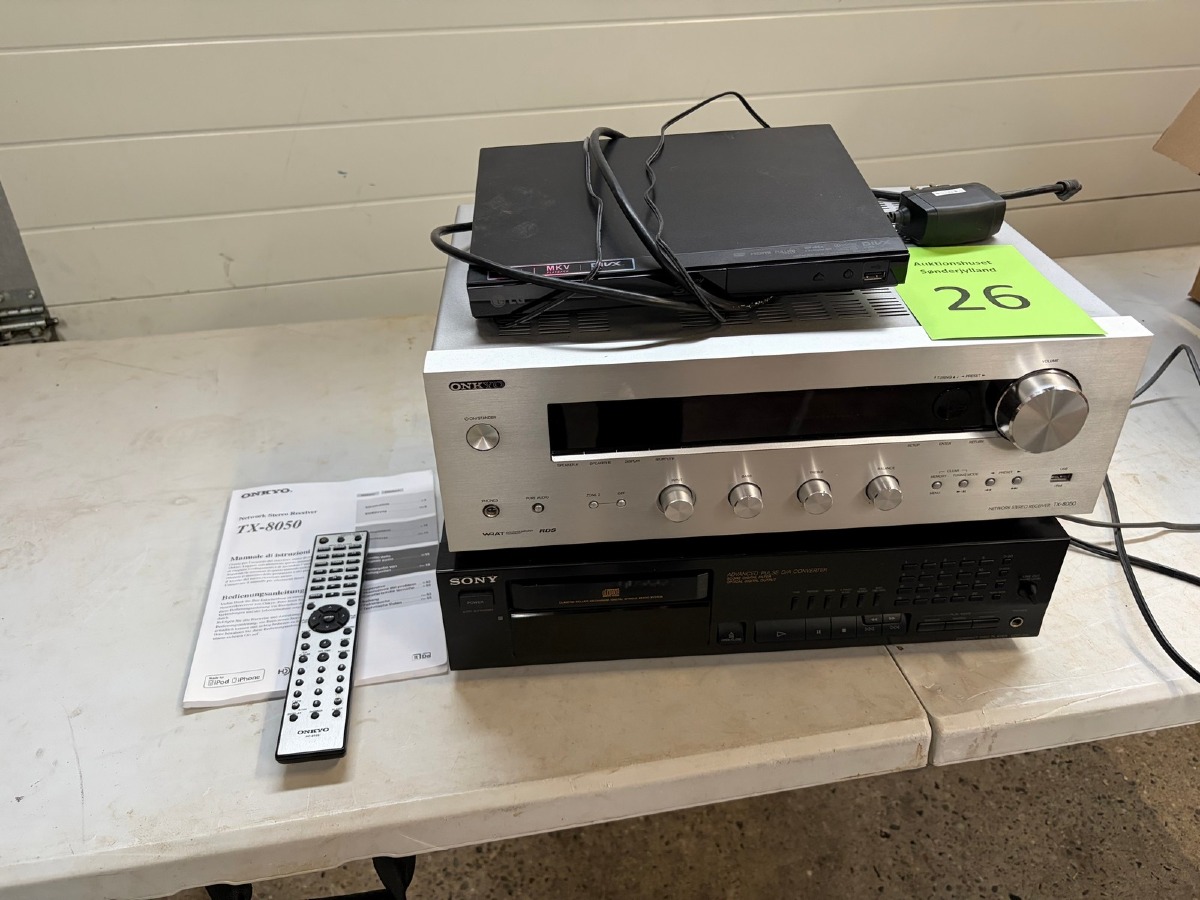 HiFi-parti – Onkyo TX-8050 receiver, Sony CD-afspiller og LG Blu-ray/DVD-afspiller – med fjernbetjeninger