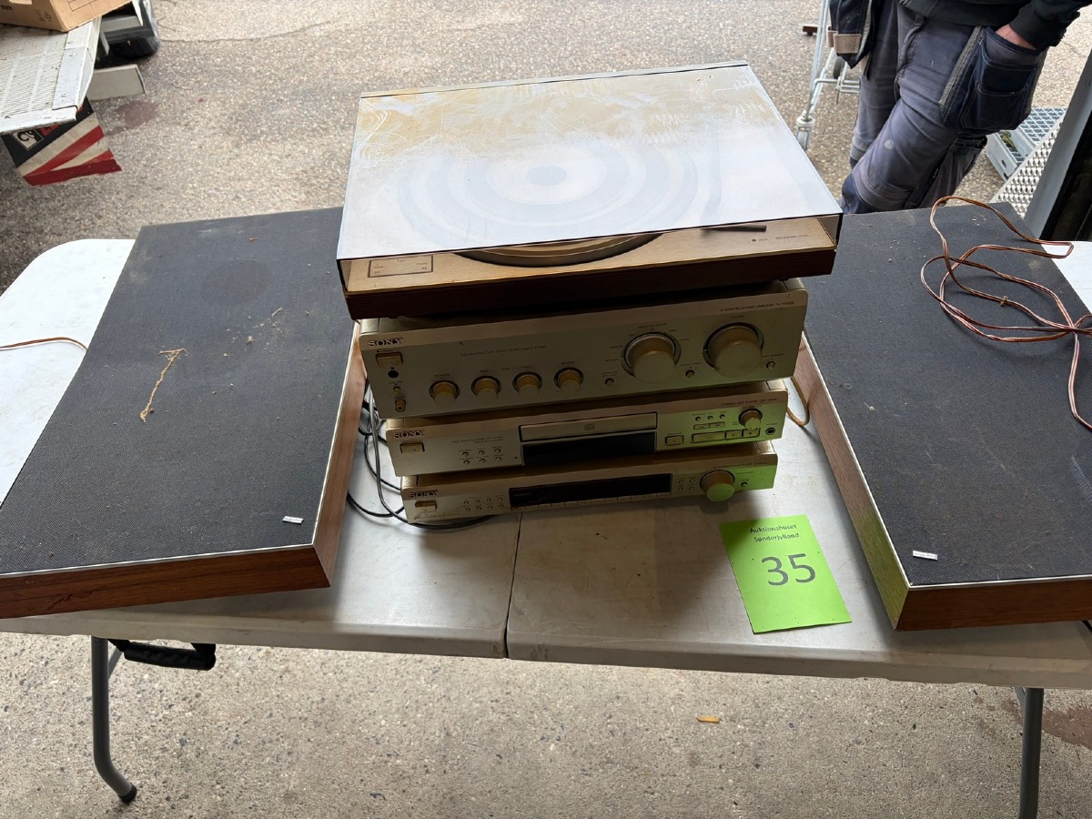 Stereoanlæg med Bang & Olufsen Beogram 3400 pladespiller, Sony forstærker, CD-afspiller, tuner og 2 højttalere