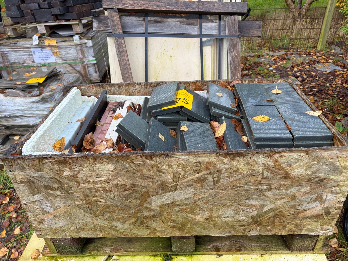 Palle med forskellige fliser af natursten
