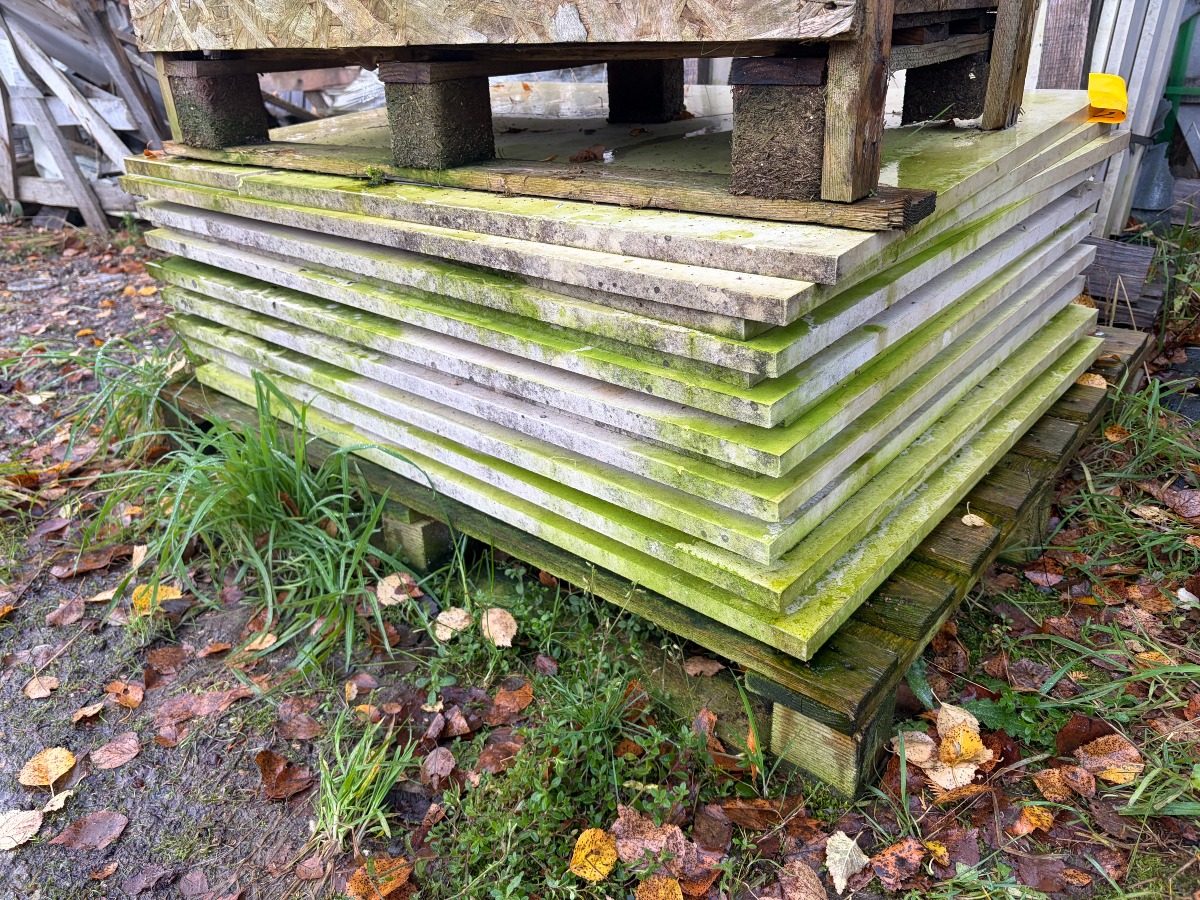 Palle med store fliser af lys natursten 101 x 72 cm. 