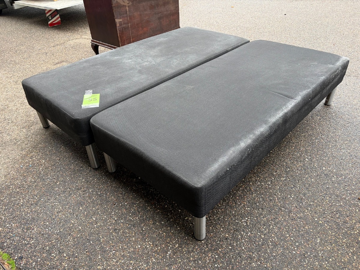 2 sengebunde/boksmadrasser i gråt stof med ben – hver 200 x 90 cm