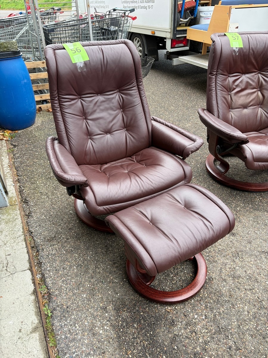 Ekornes Stressless lænestol med tilhørende fodskammel – brun læder og træstel