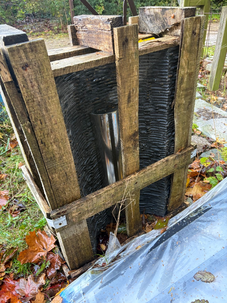 Buet vandkunst af stål og sten