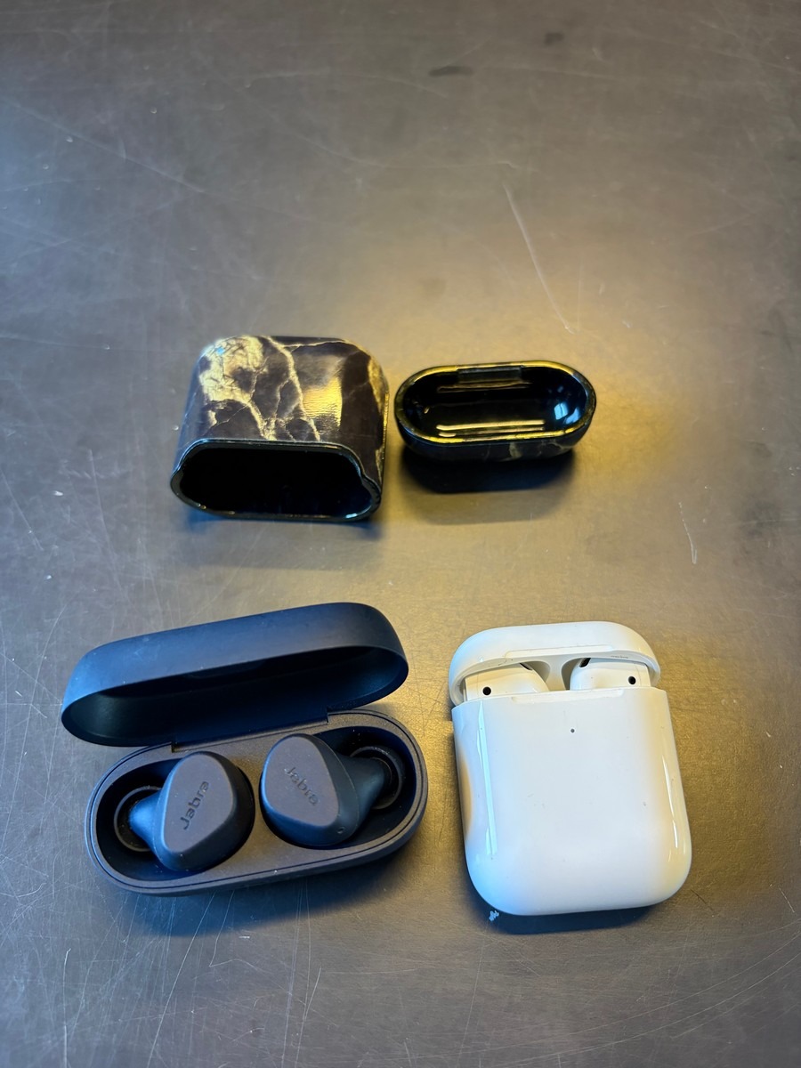 2 sæt trådløse høretelefoner – Jabra og Apple AirPods samt ekstra etui