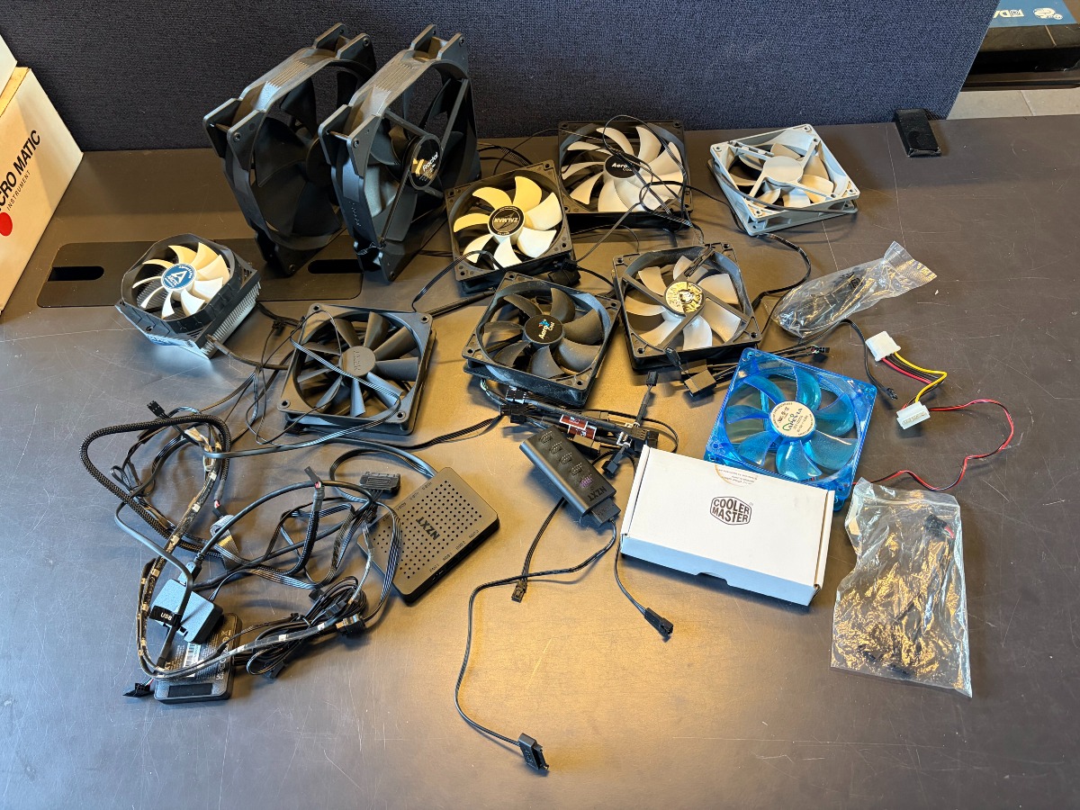 Parti PC-blæsere og køleudstyr – Fractal Design, NZXT, Cooler Master m.fl. samt kabler og tilbehør