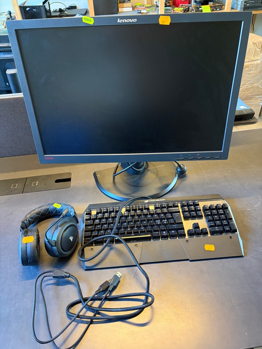 Lenovo ThinkVision 24” skærm – Cougar gamingtastatur og Corsair headset