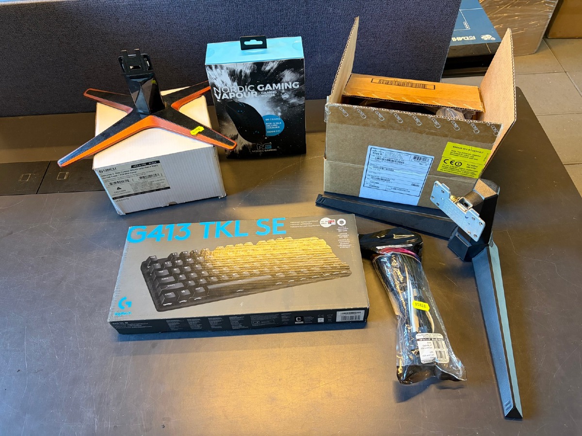 Blandet parti PC- og gamingudstyr – Logitech G413 tastatur, Nordic Gaming mus, skærmfødder, beslag og tilbehør – fremstår ubrugt