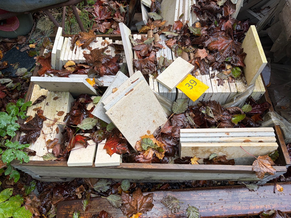 Palle kalkstensfliser i forskellige størrelser