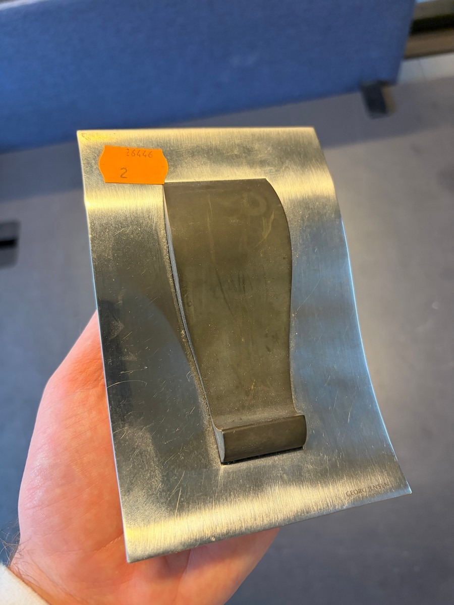 Georg Jensen design mobilholder i børstet metal – med brugsspor