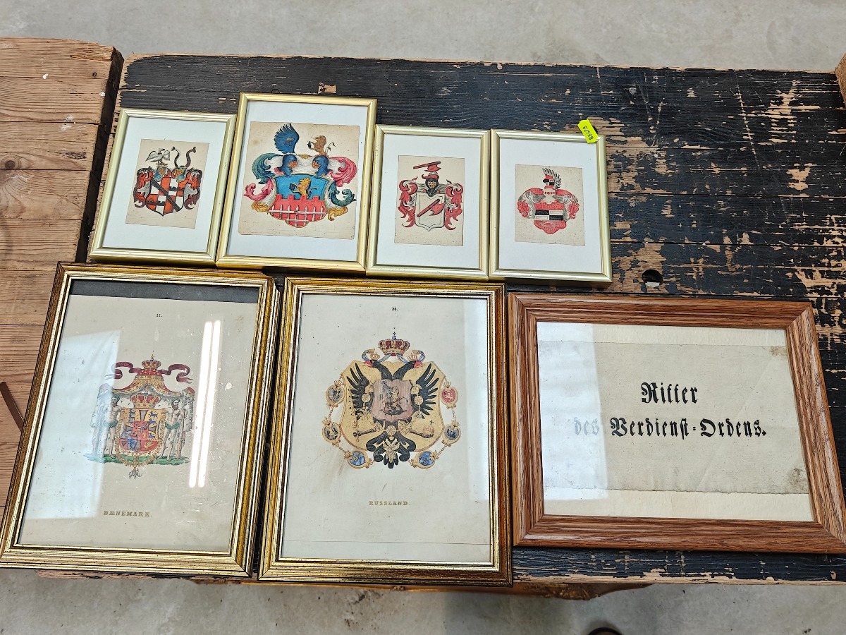 Indrammede håndkolorerede tegninger og tryk med heraldik (7)