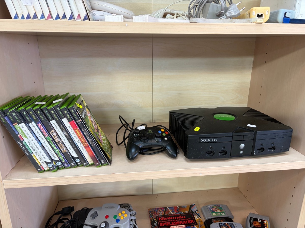 Original Xbox konsol med controller og ca. 12 spil – bl.a. Harry Potter, Star Wars, Tetris og Conan (Uden lader)