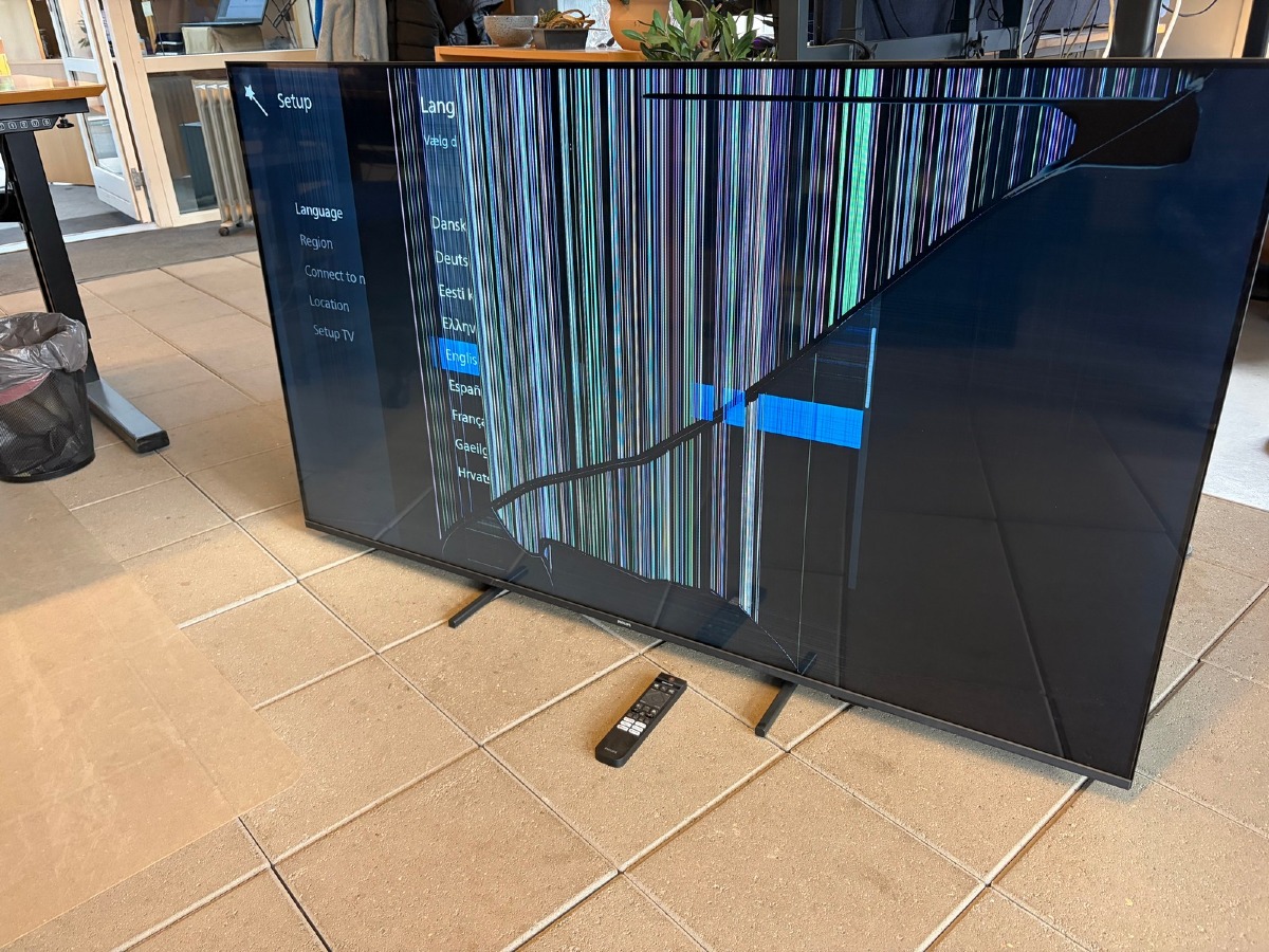 Philips 65” 4K Smart TV – model 65PUS7000/12 (2025) – defekt skærm, til reservedele – med fjernbetjening