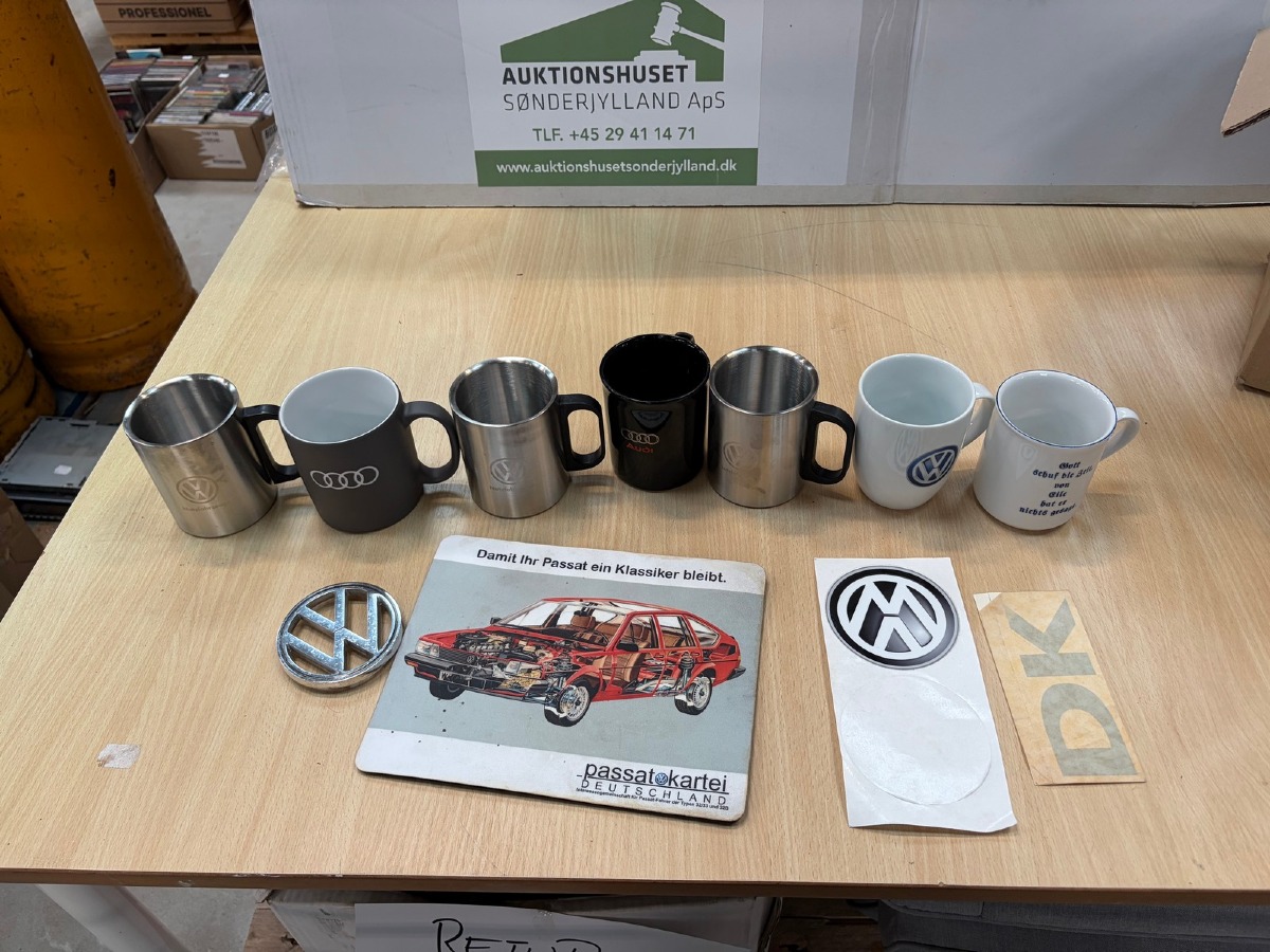 Parti VW Volkswagen og Audi merchandise – 7 krus, emblemer, musemåtte og klistermærker