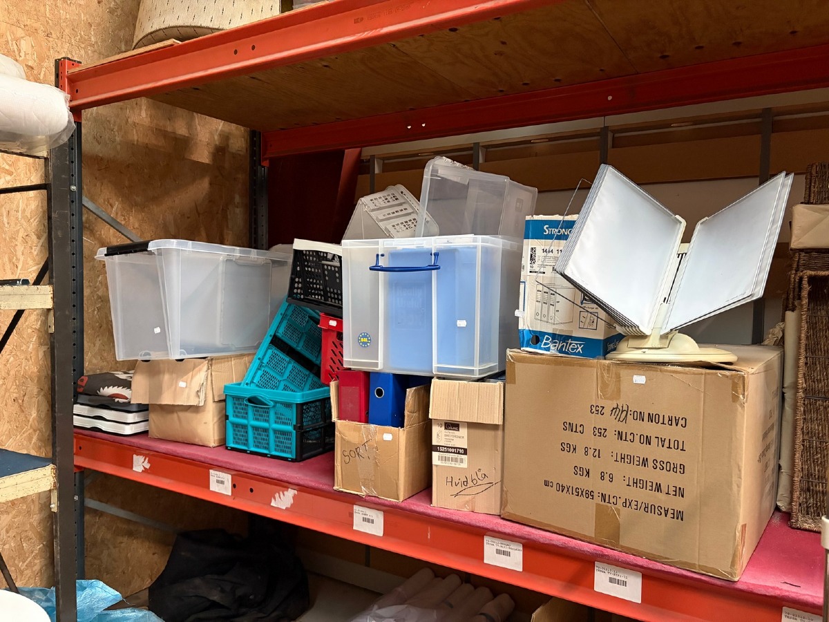 Stort parti opbevaringskasser, plastkasser, ringbind, mapper og diverse kontorartikler