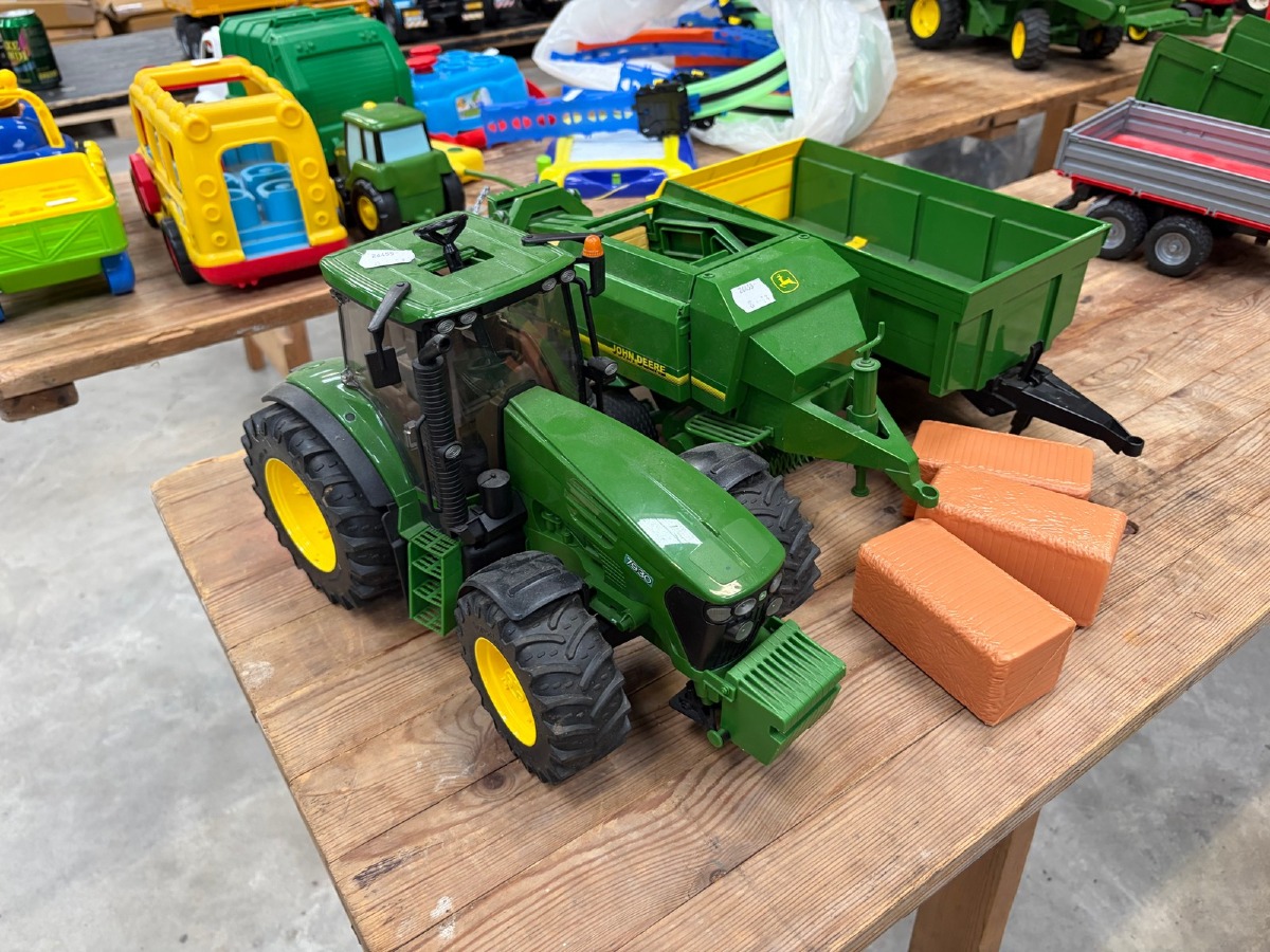 John Deere 7930 legetøjstraktor med ballepresser, vogn og halmballer