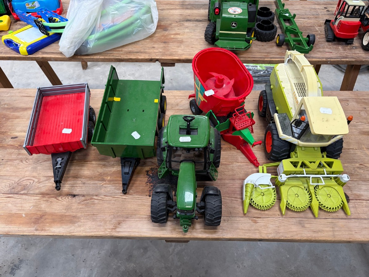 Parti legetøjslandbrugsmaskiner – traktor, Claas finsnitter, fodervogn og 2 trailere