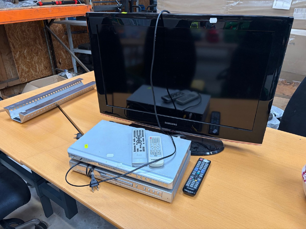 Samsung 32” LCD-TV – model LE32B455 – med fjernbetjening og strømkabel samt 2 DVD-afspillere