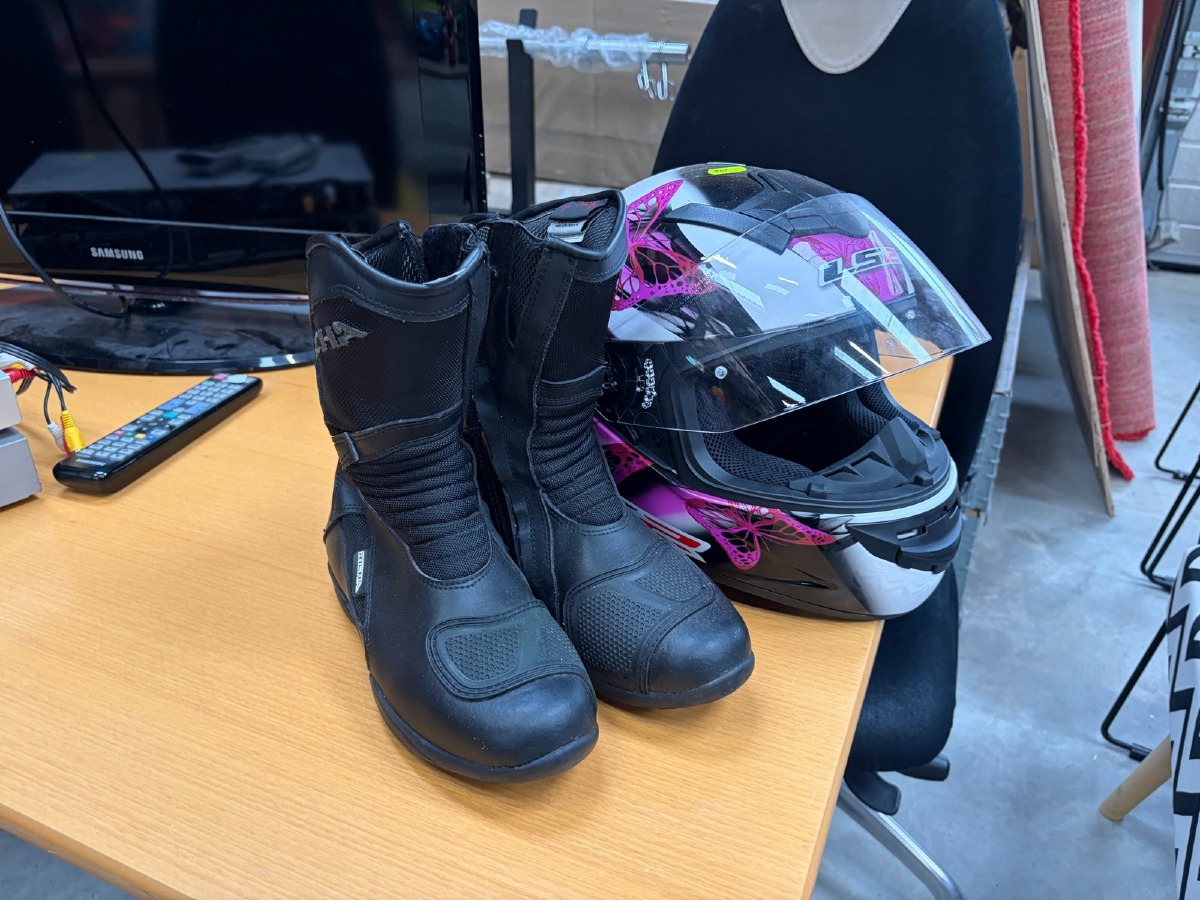 LS2 motorcykelhjelm med pink mønster (Str. S) samt Richa motorcykelstøvler – str. 37