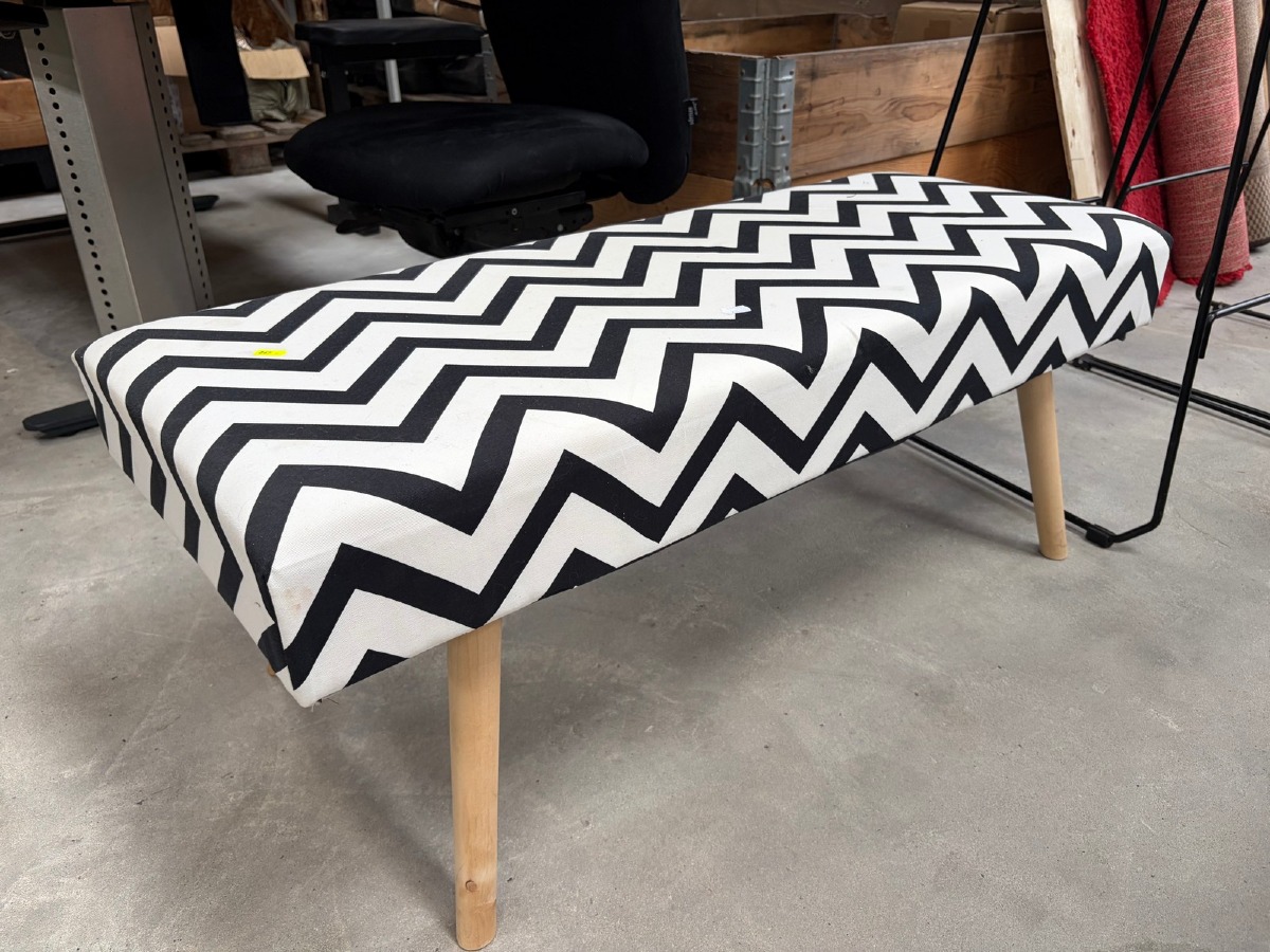 Polstret bænk med sort/hvidt zigzagmønster og træben – 106 x 41 cm, H. 43 cm