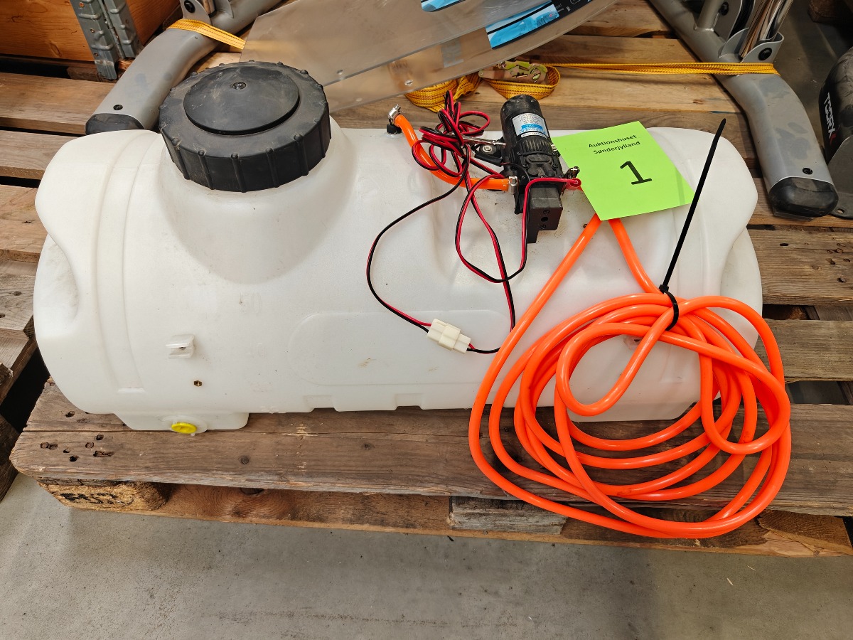 Sprøjtetank med elektrisk pumpe og slange til ATV