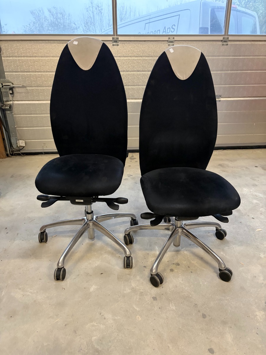 2 Löffler ergonomiske kontorstole med høj ryg – sort polstring og aluminiumsstel