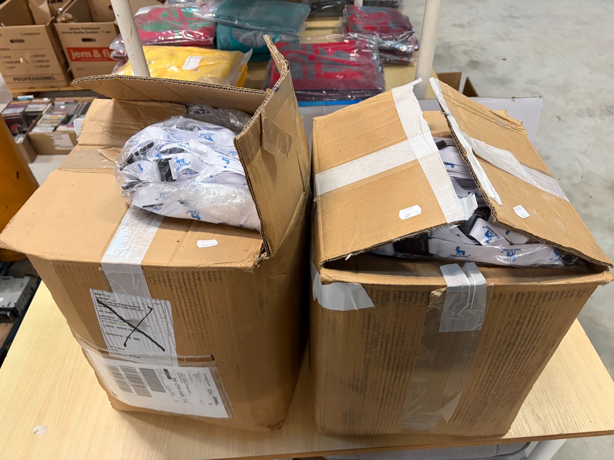 2 kasser med nøglesnore/lanyards med karabinhager – mange stk.