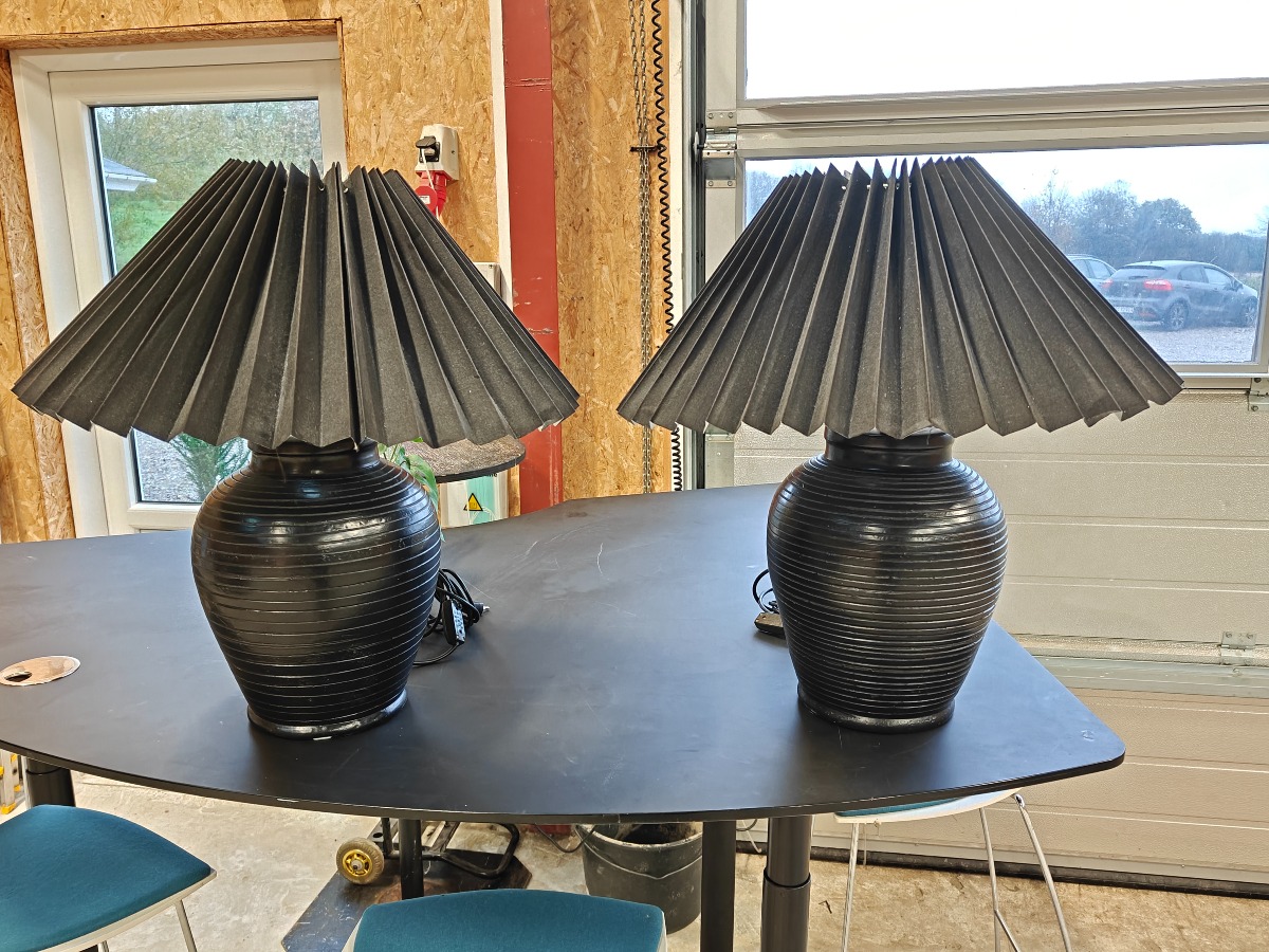Par kolossale bordlamper