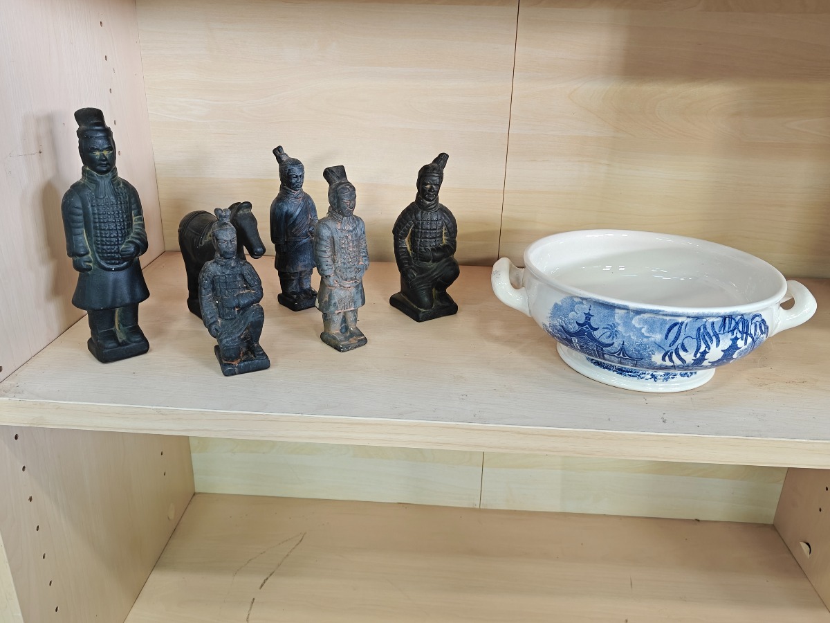 Samling små terracotta-krigere og fad med orientalsk motiv