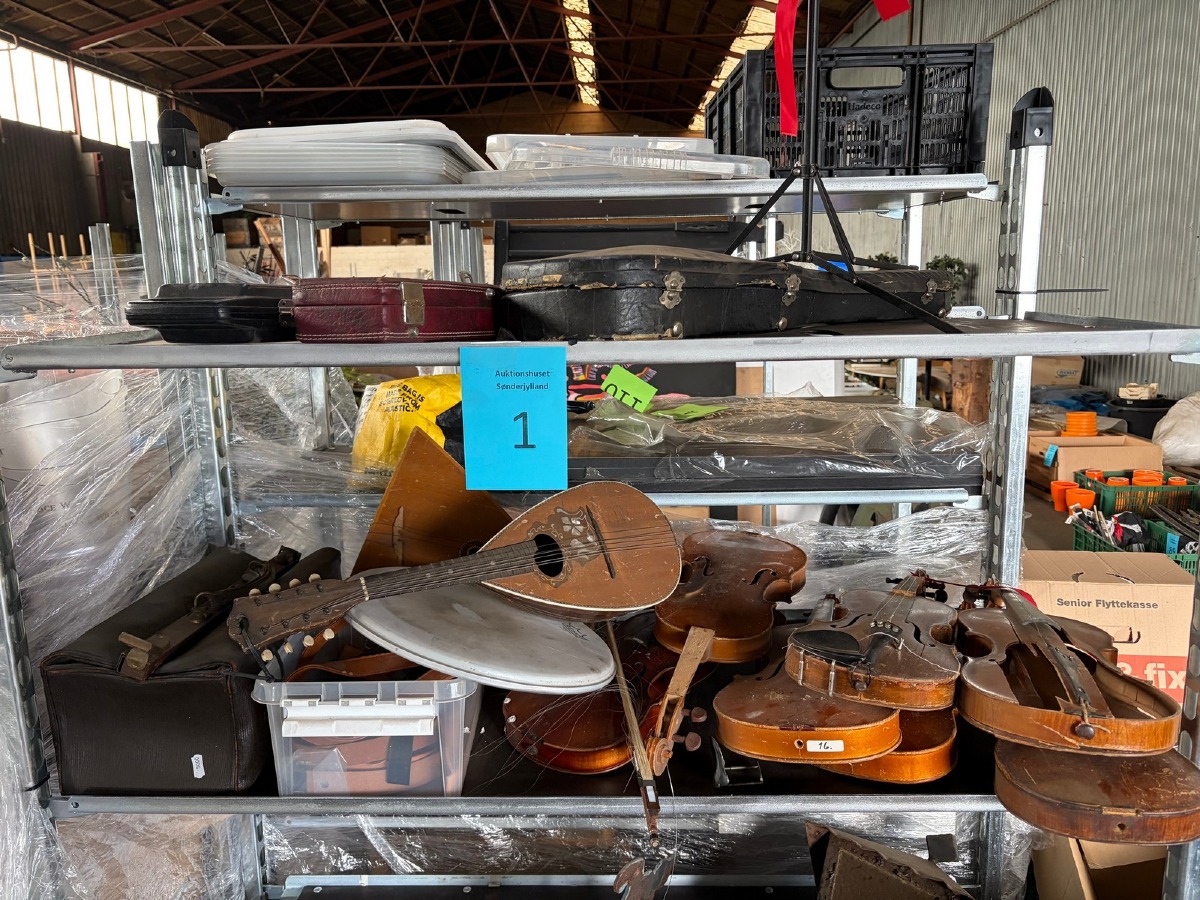 Stort parti ældre musikinstrumenter – violiner, mandolin og diverse tilbehør