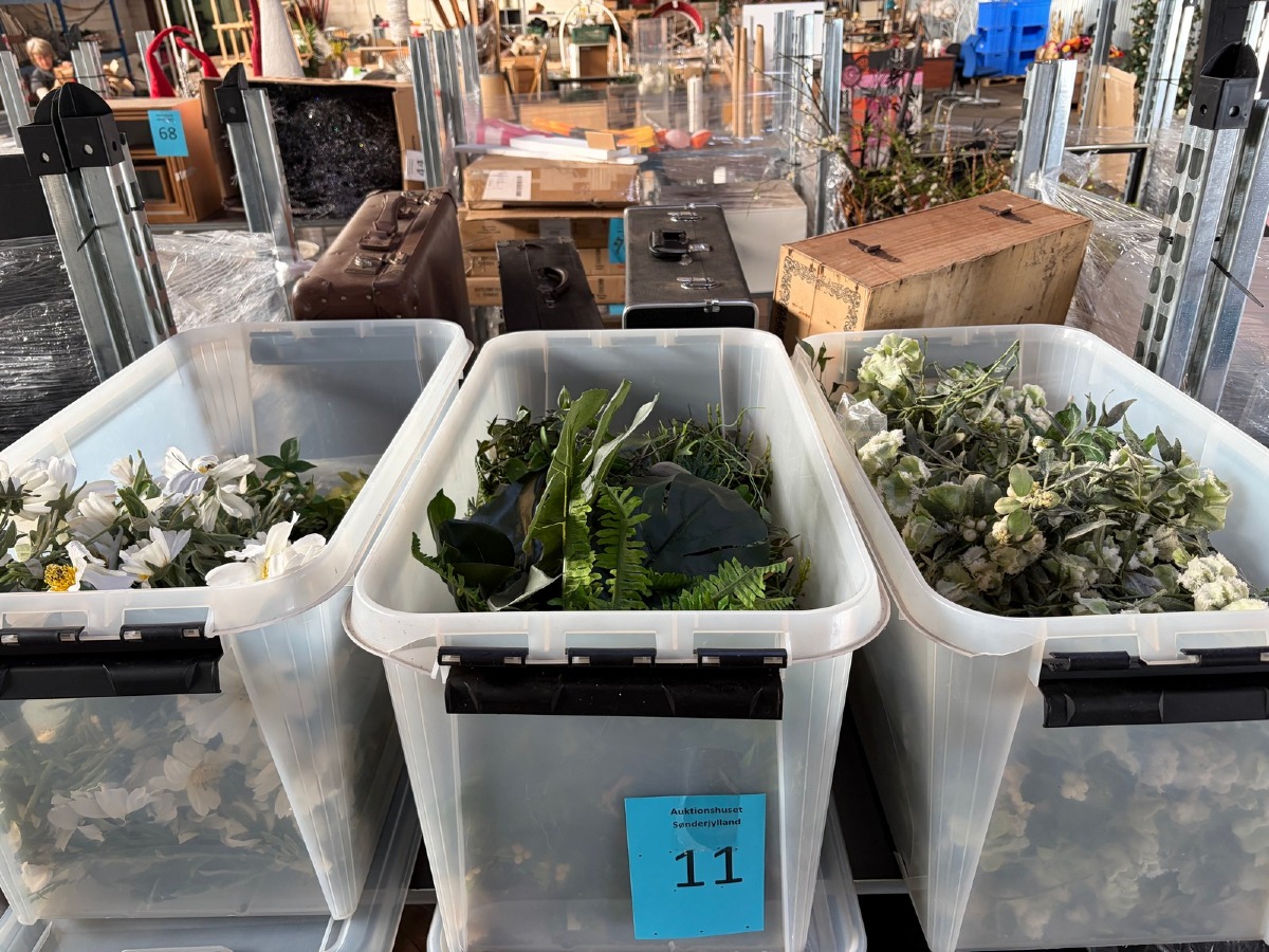 3 kasser med kunstige blomster, grønne planter og dekorationsgrene