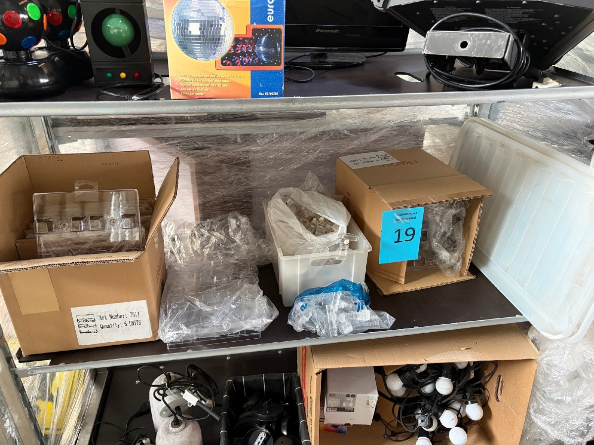 Parti klare plastdisplays, vareholdere og plastclips til butiksudstilling