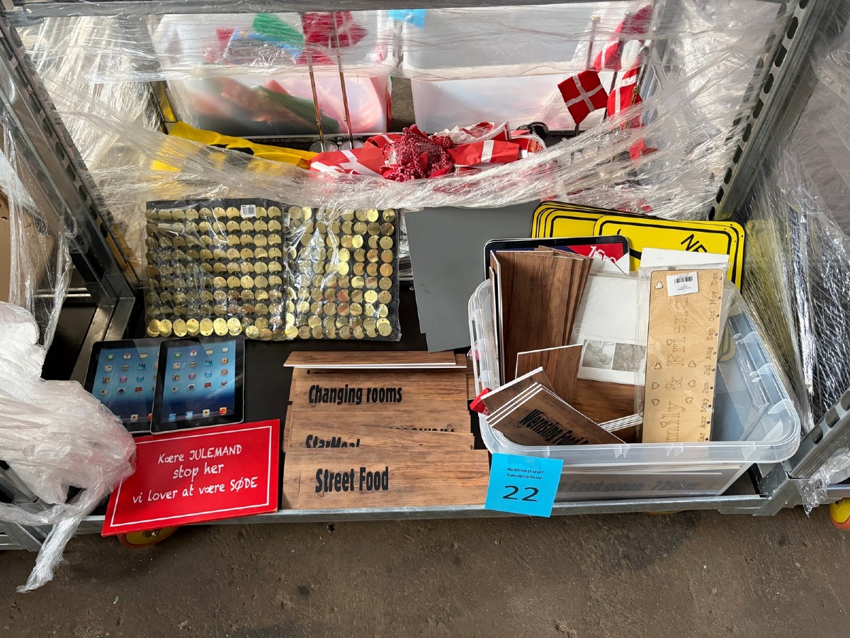 Parti diverse skilte, dekorationsskilte og butiksudsmykning