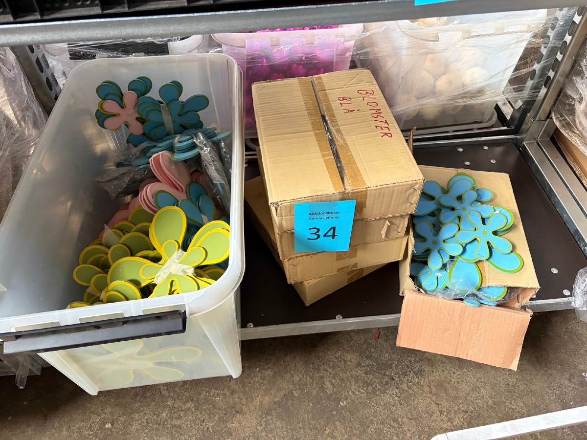 Stort parti dekorationsblomster i forskellige farver – kasser og plastkasse