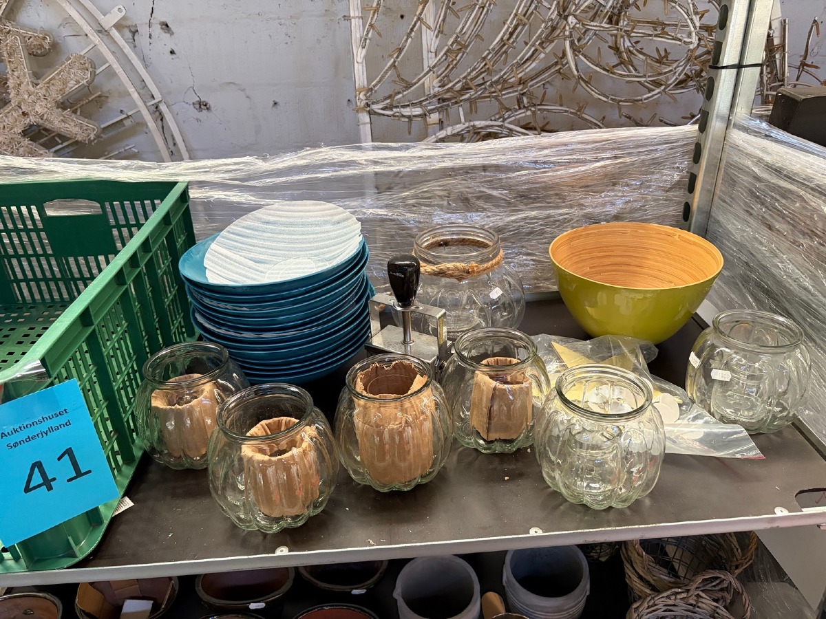 Blandet lot med blå tallerkener, glasskåle, glasvaser, dekorationsglas og diverse tilbehør