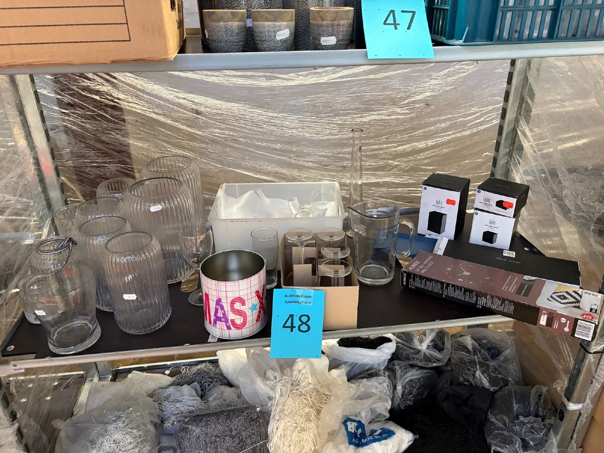 Blandet lot med glasvaser, drikkeglas, glaskande, lysestager og diverse boligtilbehør