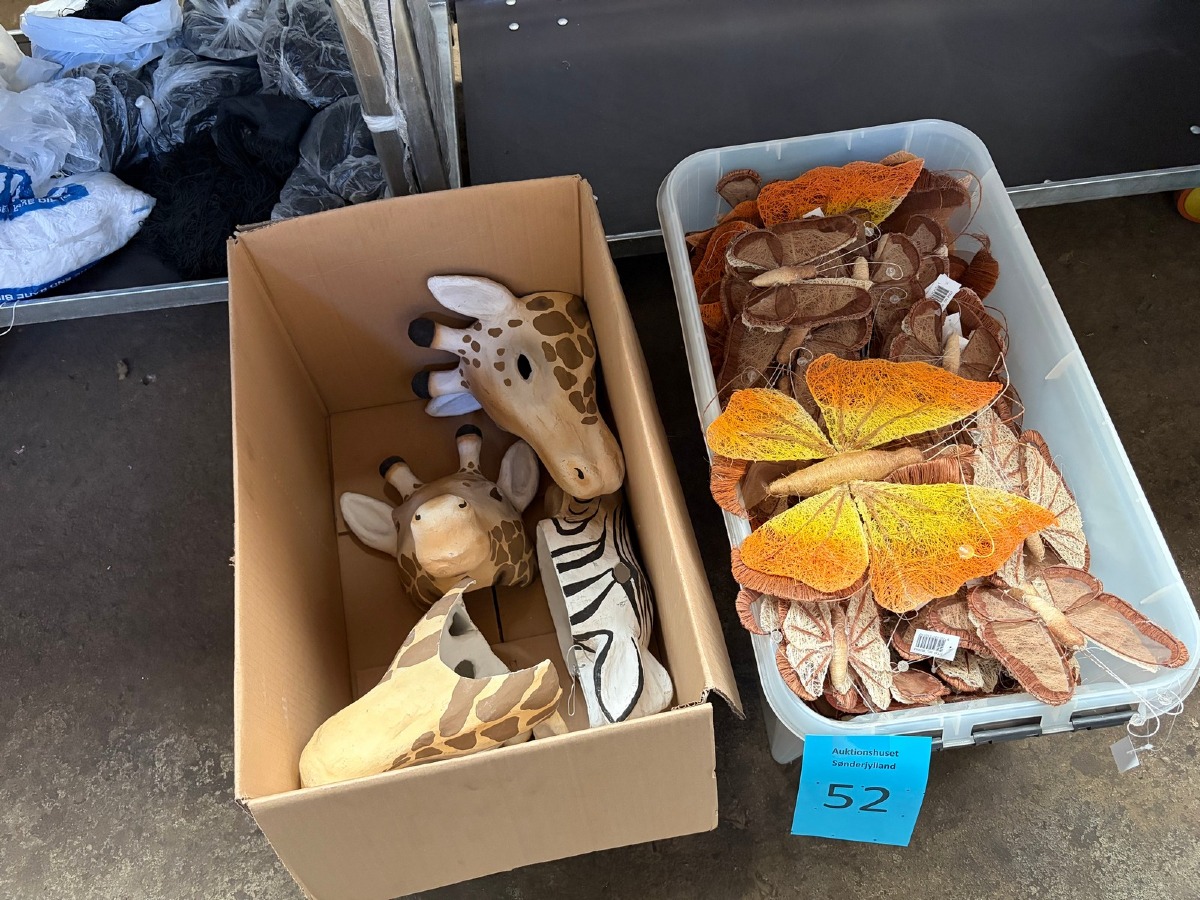Parti dekorationsfigurer med giraffer, zebra og dekorative sommerfugle