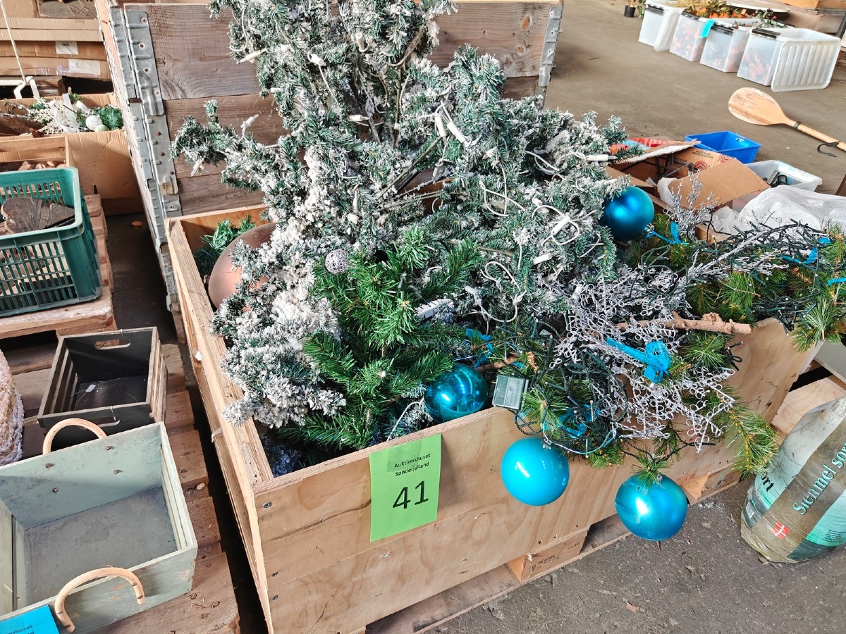 Diverse julepynt og kunstigt gran m.m.