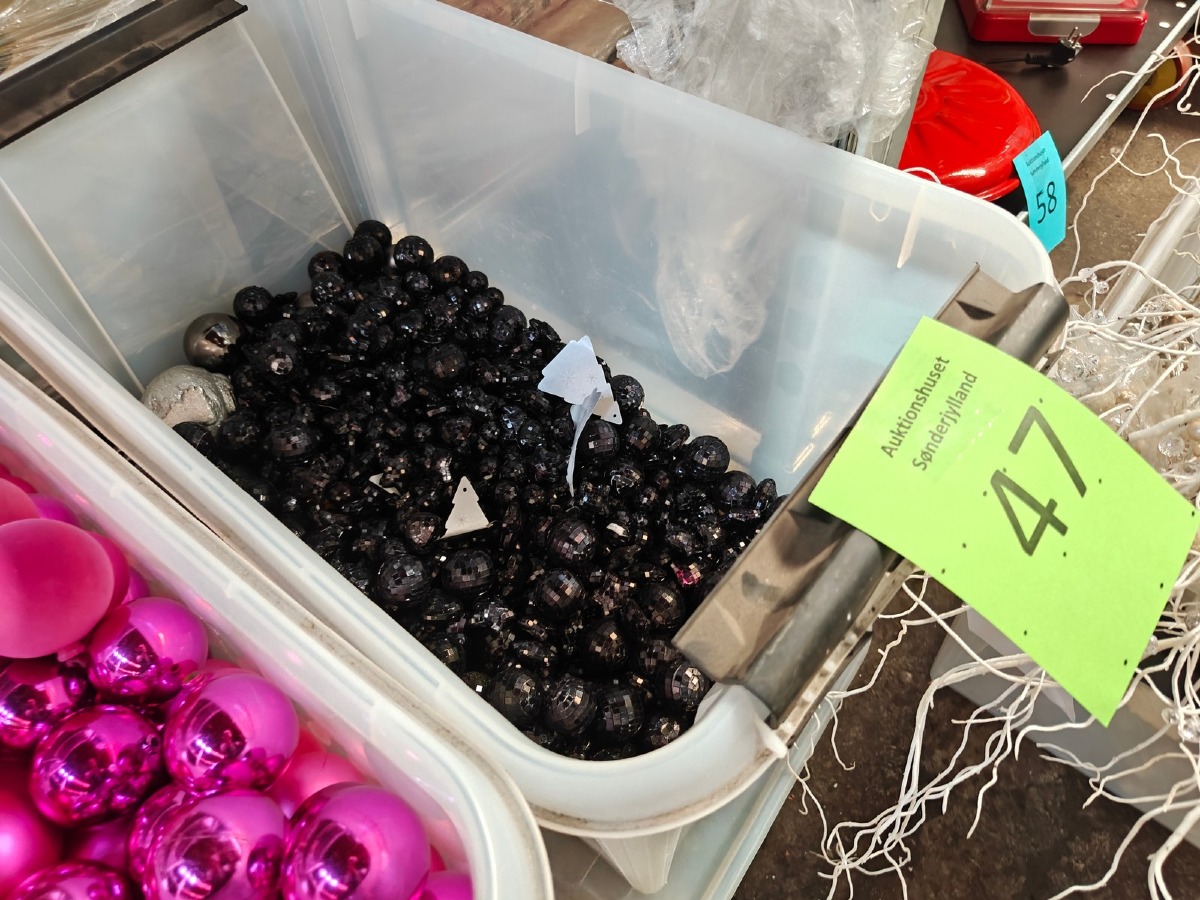 Diverse julekugler sorte med spejle