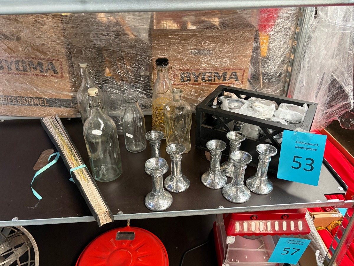 Parti dekorationsartikler – glasflasker, lysestager, lanterne og diverse pynt