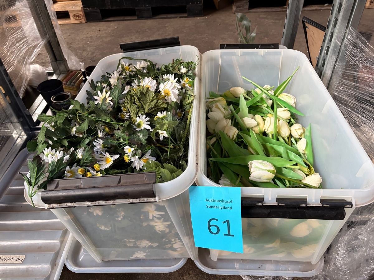 2 kasser med kunstige blomster – hvide margueritter og tulipaner