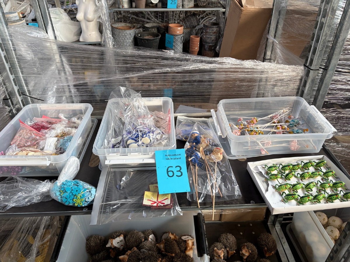 Parti dekorationsartikler – figurer på pinde, frøer, blomster og diverse pynt