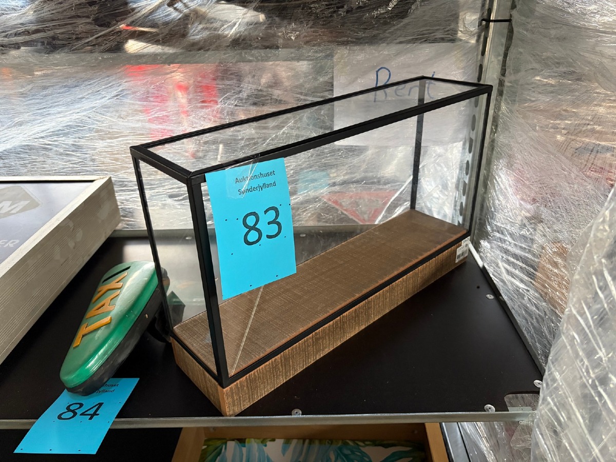 Conett Furniture glasvitrine med sort metalramme og træbund
