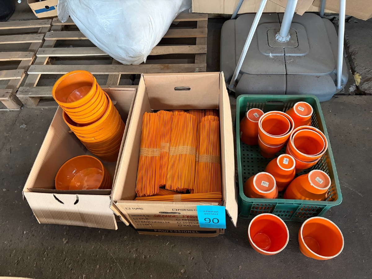 Stort parti orange urtepotter, potteskjulere, mm